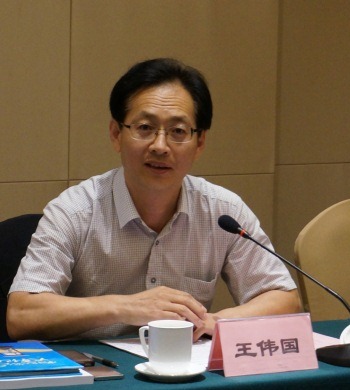 中国法学会食品安全法治研究中心主任王伟国介绍食品安全法治建设情况