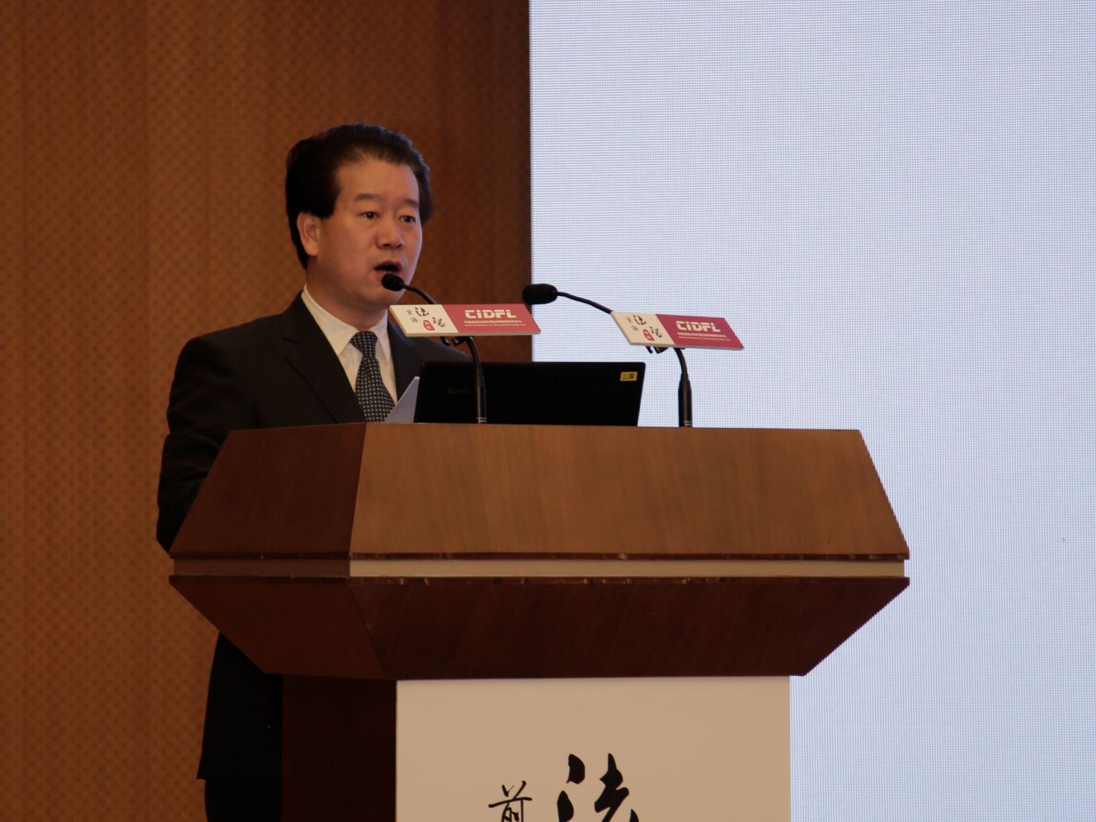 深圳市委政法委常务副书记,市法学会常务副会长梁增昌主持开幕式