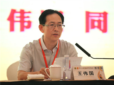 中国法学青年论坛秘书长,中国法学会法治研究所副所长王伟国宣读第