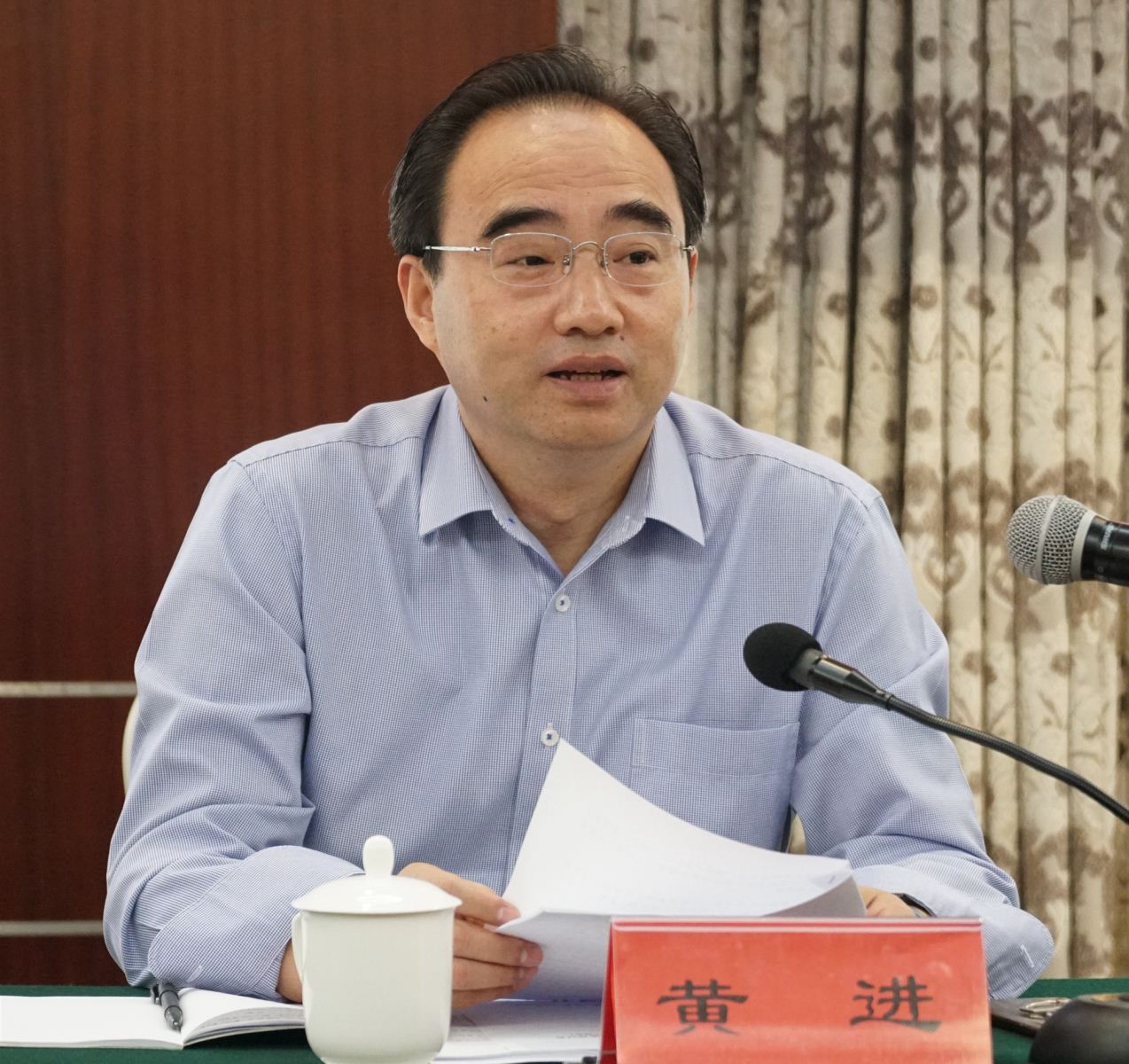 中国法学会副会长,中国政法大学黄进教授主持研讨会