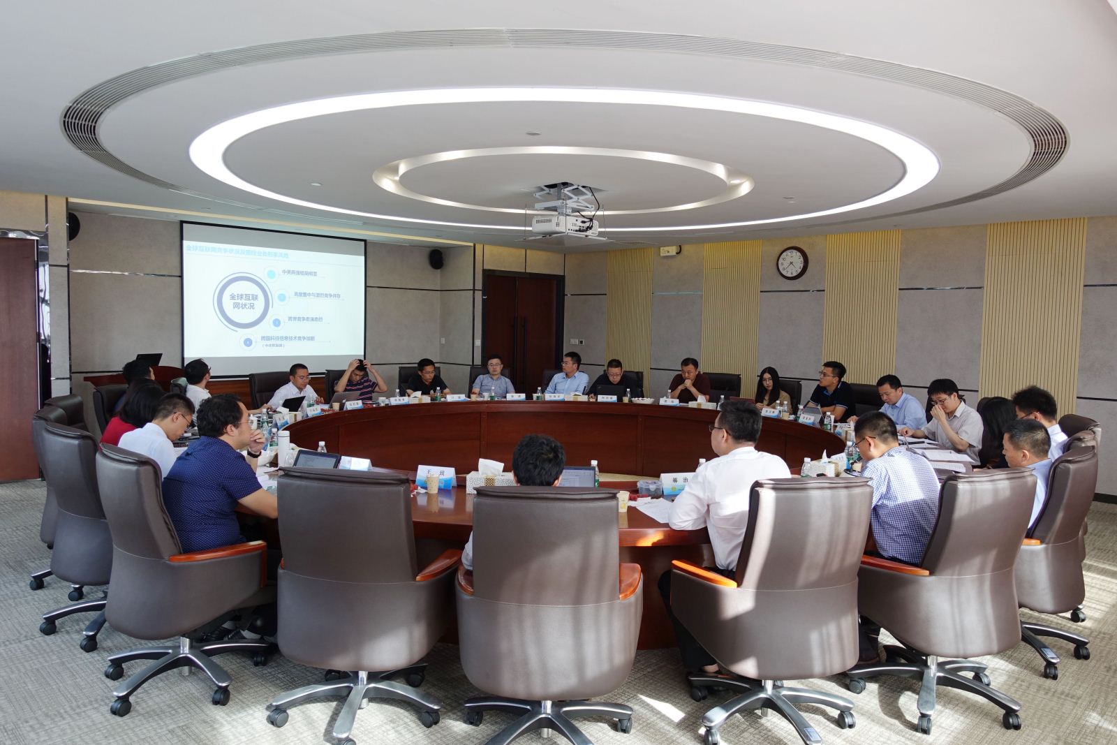 第四届"网络与信息法学青年沙龙"在深圳市法学会8楼圆桌会议室成功